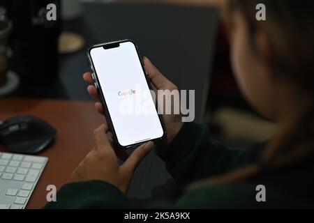 Chiang Mai, Thaïlande - octobre 05,2022: Les femmes tenant un smartphone avec l'application Google à l'écran. La recherche Google est le moteur de recherche le plus populaire Banque D'Images