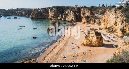 Lagos, Portugal, septembre 2022: Vue sur Praia de Dona Ana sur la côte de l'Algarve à Lagos, Portugal Banque D'Images