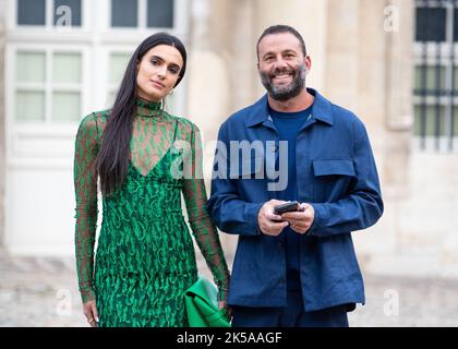 SEMAINE DE LA MODE DE PARIS - 30 SEPTEMBRE : Isabela Rangel Grutman et David Grutman pendant le spectacle Victoria Beckham Printemps/été 2023 au Val de Grace Banque D'Images