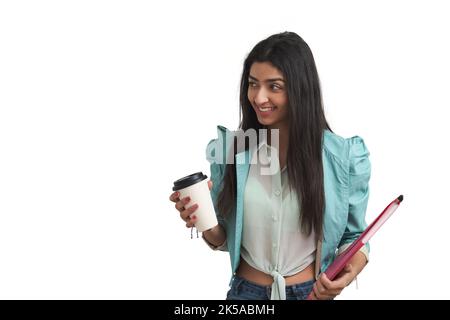 Jeune vénézuélienne souriante avec café et dossier, isolée. Banque D'Images