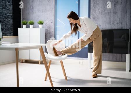 Entraînement et entraînement de yoga de bureau debout près de Business Computer Banque D'Images