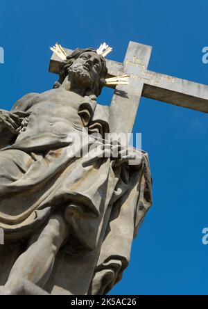 Pont Charles de Prague, République tchèque : la statue de Jésus porte la croix Banque D'Images