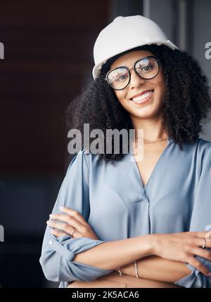 Ingénieur, technicien et femme noire avec un casque de sécurité, des lunettes et un sourire tout en travaillant dans l'industrie de la construction, de l'architecte et de l'ingénierie Banque D'Images