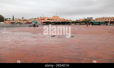 MARRAKECH, MAROC - 03 NOVEMBRE 2021 : vide Jemaa el-Fnaa où la place principale de Marrakech, utilisée par les habitants et les touristes Banque D'Images