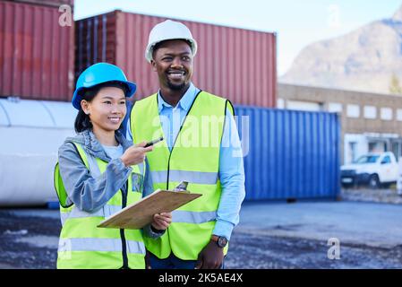 La logistique, la planification et les employés parlent de la livraison de marchandises tout en travaillant ensemble dans un port. Équipe industrielle parlant de l'expédition de stock et Banque D'Images