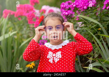 Portrait d'une surprise une petite fille dans des verres Banque D'Images