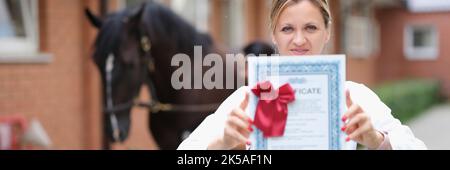 Certificat de détention vétérinaire féminin pour une formation avancée en clinique vétérinaire Banque D'Images