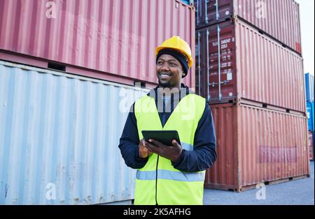 Tablette, logistique et expédition avec un directeur de la chaîne d'approvisionnement, un homme noir travaillant sur un quai à conteneurs commercial à l'extérieur. Internet, fret et fret avec Banque D'Images