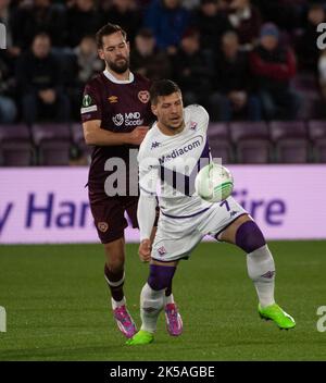 Édimbourg, Royaume-Uni. 06th octobre 2022. Europa Conference League - Heart of Midlothian FC / Fiorentina 06/10/2022. Les cœurs accueillent Fiorentina dans la Europa Conference League à Tynecastle Park, Édimbourg, Midlothian, Royaume-Uni. Le pic montre: Luka Jović, l'attaquant serbe de Fiorentina, protège le ballon. Crédit : Ian Jacobs/Alay Live News Banque D'Images