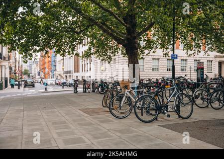 Londres, Royaume-Uni - 1 septembre 2022: Un grand nombre de vélos garés sur la place Grosvenor à Mayfair, un quartier riche dans l'extrémité ouest de Londres dans la ville de Banque D'Images