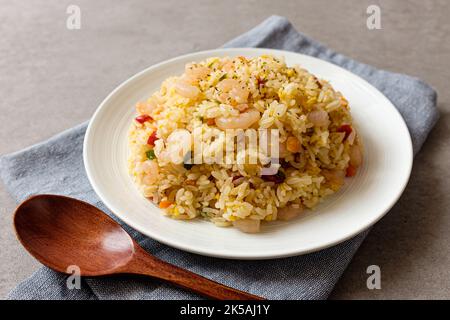 Riz frit aux crevettes avec crevettes, légumes et riz Banque D'Images