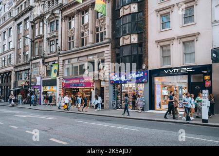 Londres, Royaume-Uni - 1 septembre 2022: Les gens passant devant les magasins de bonbons américains sur New Oxford Street, l'une des rues commerçantes les plus célèbres de Londres. Banque D'Images