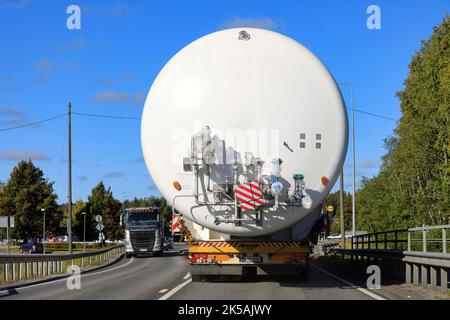 La vue arrière du transport de charge surdimensionnée du réservoir de stockage de GNL sur le pont autoroutier, le chariot étant dans la direction opposée, fait preuve de prudence. Salo, Finlande. 22 septembre 2022. Banque D'Images