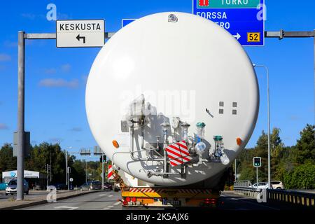 Vue arrière du transport de charge surdimensionnée d'un réservoir de stockage de GNL approchant de l'intersection avec les panneaux de signalisation routière aériens. Salo, Finlande. 22 septembre 2022. Banque D'Images