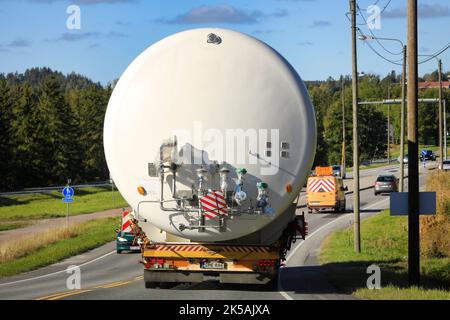 Vue arrière du transport de charge surdimensionnée d'un silo de stockage de GNL dans la circulation routière, assisté par un véhicule pilote. Salo, Finlande. 22 septembre 2022. Banque D'Images