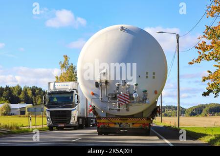 La vue arrière du transport de charge surdimensionnée du réservoir de stockage de GNL sur la voie publique, le chariot de l'autre côté prend des précautions. Salo, Finlande. 22 septembre 2022. Banque D'Images