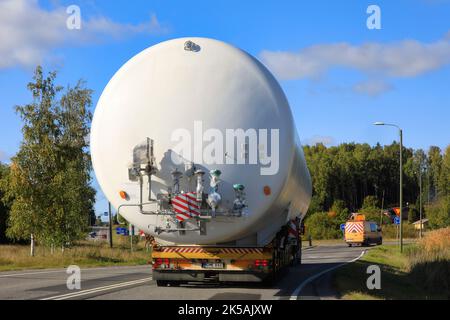 Vue arrière du transport de charge surdimensionnée d'un silo de stockage de GNL dans la circulation routière, assisté par un véhicule pilote. Salo, Finlande. 22 septembre 2022. Banque D'Images