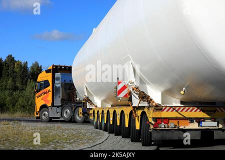 Vue arrière du transport de charge surdimensionnée du réservoir de stockage de GNL sur la remorque basse Broshuis au rond-point. Salo, Finlande. 22 septembre 2022. Banque D'Images