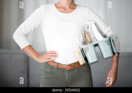 Femme, produits de nettoyage et fournitures domestiques pour le ménage ou l'entretien ménager avec seau avec désinfectant chimique pour la saleté de la maison. Femme, nettoyant ou Banque D'Images