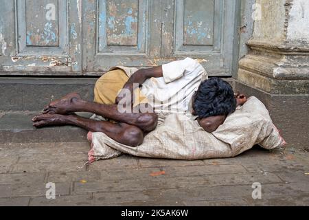 MUMBAI - SEP 26 : homme sans abri mendiant posé sur le trottoir à Mumbai, sur 26 septembre. 2022 en Inde Banque D'Images