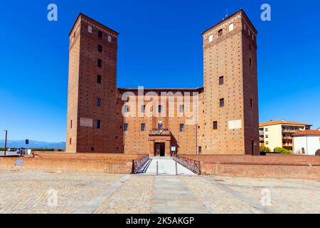 Le Château de Fossano ou le Château des Princes d'Acaja, province de Cuneo, Piémont. Région du nord-ouest de l'Italie située dans les contreforts des Alpes. Banque D'Images