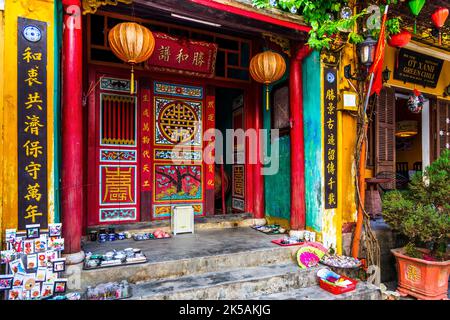 Grand double rouge fait dans la vieille ville Hoi an avec une porte ouverte et lanternes suspendues devant. Banque D'Images