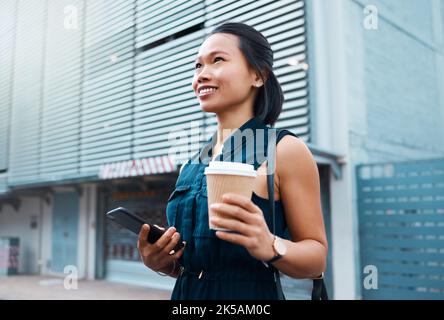Téléphone, café et voyage avec une femme à pied dans une ville de chine pendant la journée. Touristique, urbain et de rue avec une jeune femme asiatique prenant un Banque D'Images