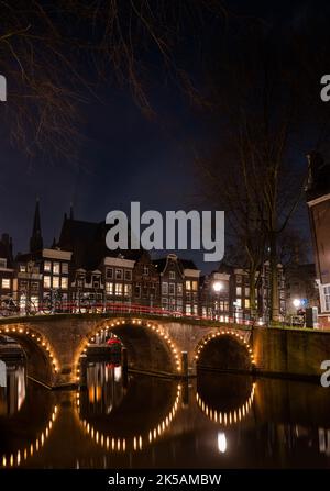 Maisons à Amsterdam sur le canal pays-Bas Hollande la nuit Banque D'Images