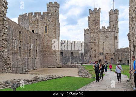 CAERNARFON, GRANDE-BRETAGNE - 14 SEPTEMBRE 2014 : c'est la cour du château de Caenarfon, un exemple remarquable de l'architecture médiévale. Banque D'Images