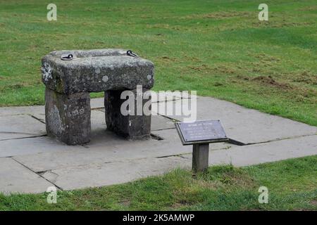 SCONE, GRANDE-BRETAGNE - 11 SEPTEMBRE 2014 : il s'agit d'une copie de la Pierre de Scone, relique sacrée de l'Écosse sur laquelle les monarques écossais étaient corbeau Banque D'Images