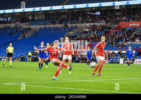 Cardiff, pays de Galles. 6 octobre 2022. Ffion Morgan du pays de Galles prend un cliché lors du match de la coupe du monde des femmes de la FIFA entre le pays de Galles et la Bosnie-Herzégovine au Cardiff City Stadium à Cardiff, pays de Galles, Royaume-Uni, le 6 octobre 2022. Crédit : Duncan Thomas/Majestic Media. Banque D'Images