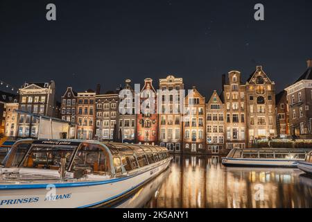 Maisons dansantes sur Damrak à Amsterdam-Hollande en soirée et en soirée Banque D'Images