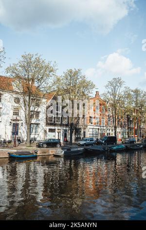 Magasins d'Amsterdam aux pays-Bas avec vélo en premier plan Banque D'Images