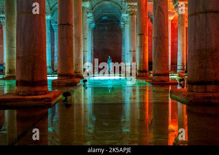 Yerebatan Saray - Citerne Basilique à Istanbul, Turquie.danse de la lumière . Yerebatan Saray est l'une des attractions touristiques préférées d'Istanbul. Bruit et g Banque D'Images