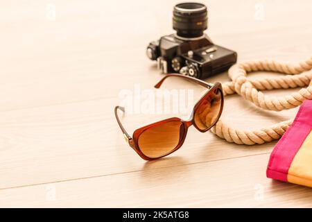 Voyage Accessoires de costumes. Les passeports, les bagages, les frais de déplacement des cartes préparées pour le voyage Banque D'Images