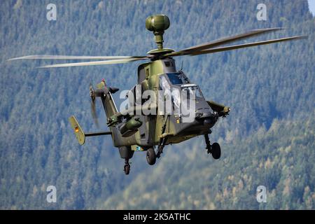 Zeltweg, Autriche - 3 septembre 2022 : Tigre des hélicoptères Airbus de l'armée allemande. Hélicoptère d'attaque militaire à la base aérienne. Aviation et rotorcraft. Transposor Banque D'Images