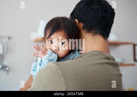 L'amour, les soins et le syndrome de Down bébé avec le lien de père, se détendre et profiter de temps mignon de qualité ensemble dans la cuisine à la maison. Handicap intellectuel, enfant Banque D'Images