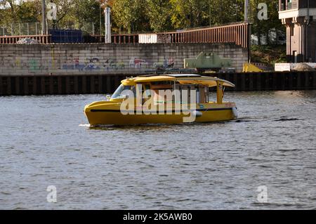 Berlin, Allemagne. 06th octobre 2022. Deutsche Post DHL a mis en service à Berlin, en Allemagne, au 6 octobre 2022 un navire solaire à alimentation électrique (photovoltaïque sur le toit du navire). Credit: Ales Zapotocky/CTK photo/Alamy Live News Banque D'Images