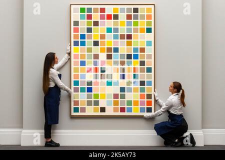 Londres, Royaume-Uni. 7 octobre 2022. Les techniciens présentent « 192 Farben » par Gerhard Richter (est. £13-18m) à un aperçu des ventes d’art contemporain de Sotheby coïncidant avec la foire d’art Frieze. Les œuvres d’artistes émergents sont présentées par des artistes des siècles 20th et 21st aux galeries de la rue New Bond de Sotheby. Credit: Stephen Chung / Alamy Live News Banque D'Images