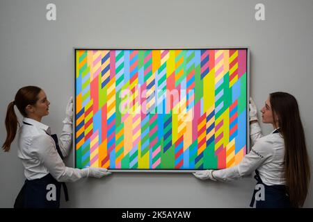 Londres, Royaume-Uni. 7 octobre 2022. Les techniciens présentent des « nuances plus claires » par Bridget Riley (est. £600-800k) à un aperçu des ventes d’art contemporain de Sotheby coïncidant avec la foire d’art Frieze. Les œuvres d’artistes émergents sont présentées par des artistes des siècles 20th et 21st aux galeries de la rue New Bond de Sotheby. Credit: Stephen Chung / Alamy Live News Banque D'Images