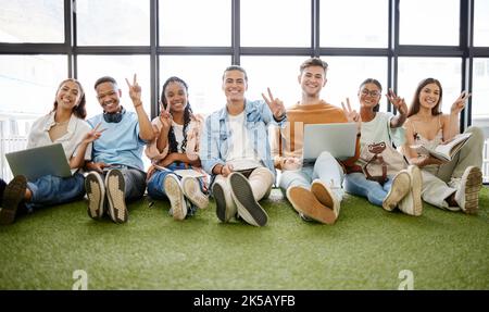 Signe de paix, étudiants en affaires ou personnes sur ordinateur portable dans le marketing numérique démarrage, idées de marque créatives ou l'éducation sur le gazon de détente. Portrait, sourire ou Banque D'Images