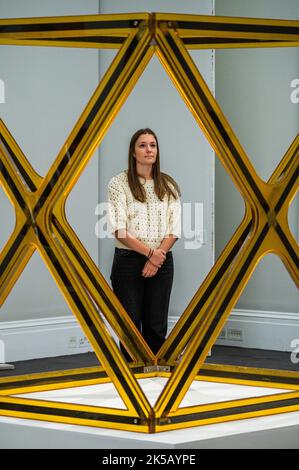 Londres, Royaume-Uni. 7th octobre 2022. ISA Genzken, X, est £250 000-350 000 - Aperçu des ventes d'art contemporain aux galeries d'art de Sotheby's New Bond Street. Crédit : Guy Bell/Alay Live News Banque D'Images