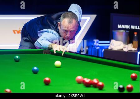 Hong Kong, Chine. 07th octobre 2022. Mark Williams en action lors du troisième quart de finale du tournoi de snooker des Hong Kong Masters contre le joueur australien Neil Robertson. Crédit : SOPA Images Limited/Alamy Live News Banque D'Images