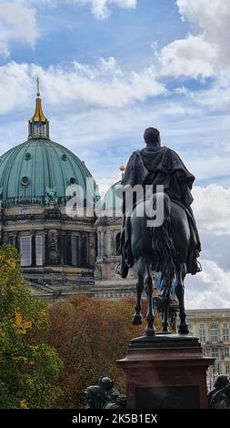 Un cliché vertical du palais de Charlottenburg et de la statue de Friedrich Wilhelm I à Berlin, en Allemagne Banque D'Images