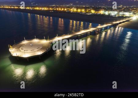 Documentation photographique nuit aérienne de la jetée de Marina di Pietrasanta Toscane Italie Banque D'Images