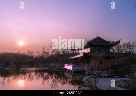 Un magnifique coucher de soleil rose sur un salon de thé chinois dans le Luisenpark - super pour l'arrière-plan Banque D'Images