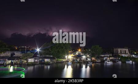 Une belle photo d'un ciel orageux au-dessus du port fluvial de San Juan à Matanzas, Cuba Banque D'Images