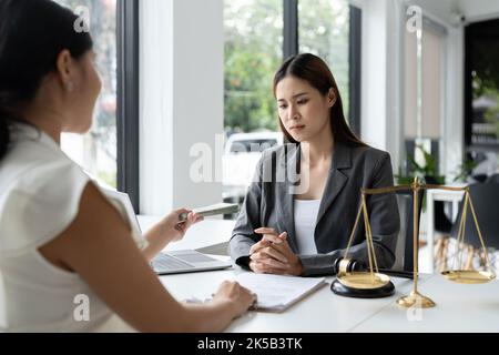 Le procureur ou l'agent accepte les pots-de-vin de clients dans la salle d'audience, prend des pots-de-vin pour gagner un avantage dans une poursuite et veut gagner. Banque D'Images