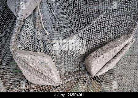 De vieux filets de pêche accrochés sur le fond des murs Banque D'Images