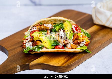Un délicieux poulet frais Caesar pita avec salsa servi sur le bois Banque D'Images